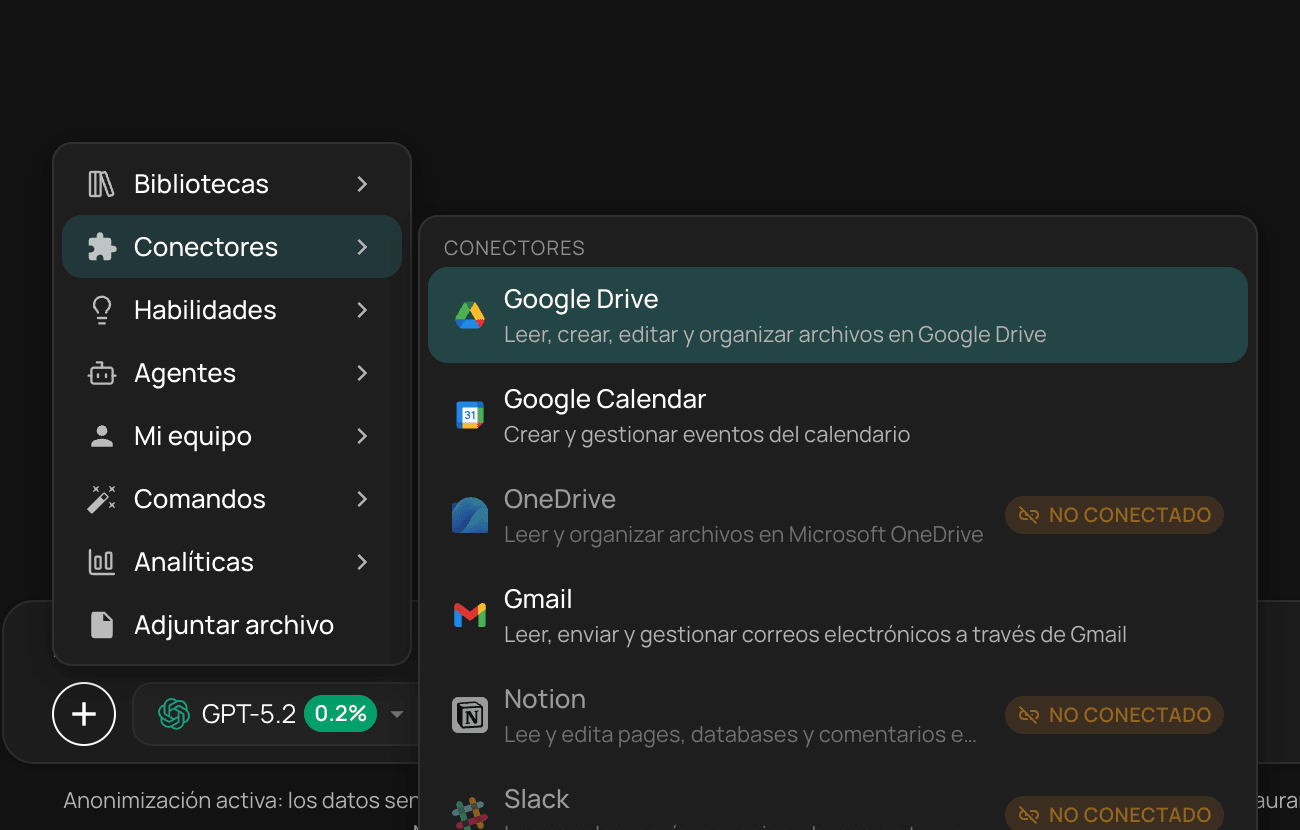 Menú de recursos del chat de NiuCore con bibliotecas, conectores, habilidades y analíticas, y la lista de conectores disponibles.