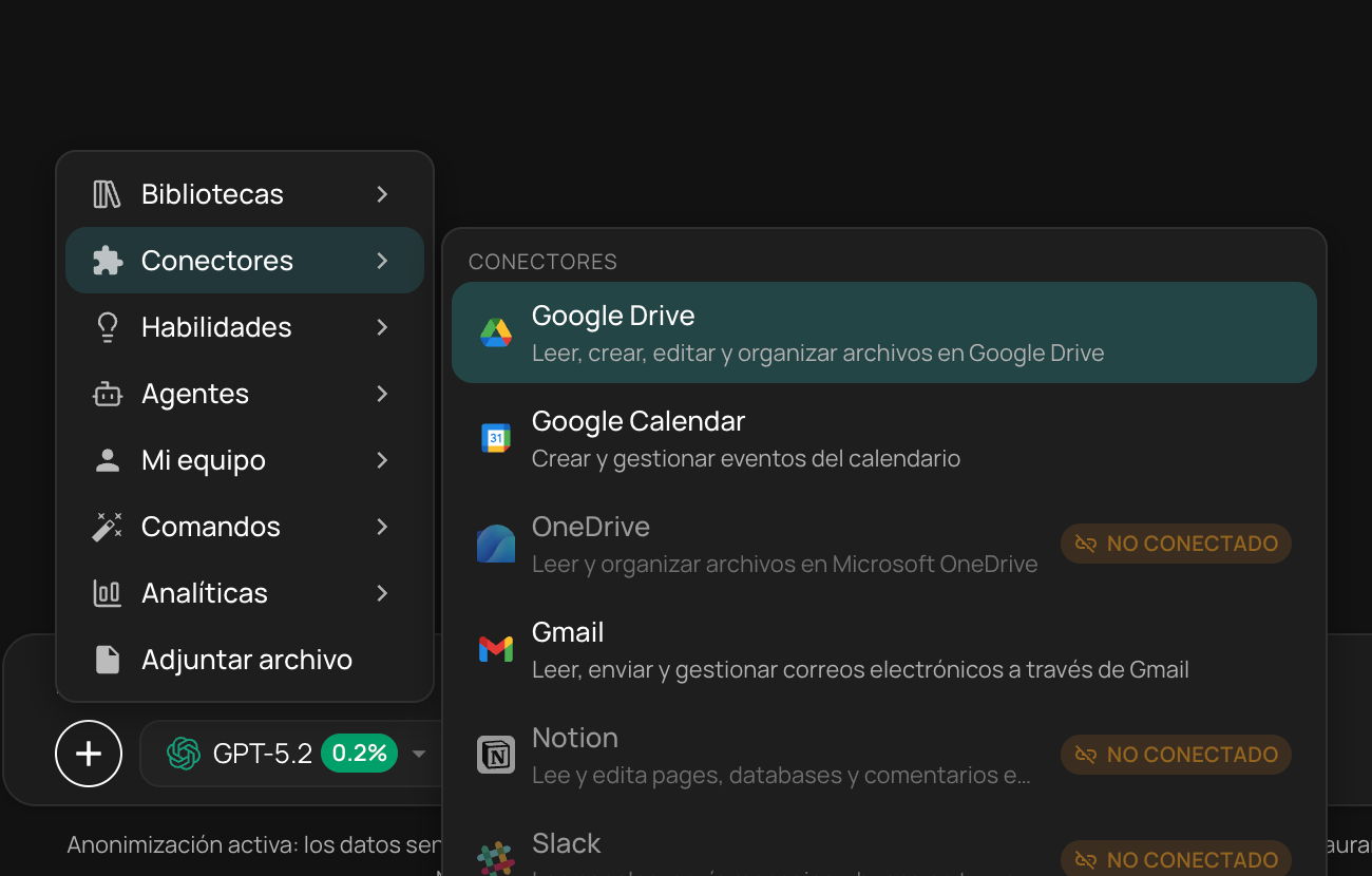 Menú de recursos del chat de NiuCore con bibliotecas, conectores, habilidades y analíticas, y la lista de conectores disponibles.